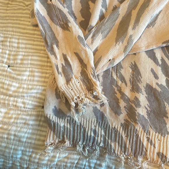 Blue B distressed sweater - Picture 3 of 3